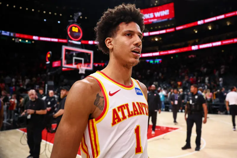 ▲「新鷹王」強森（Jalen Johnson）本季正式打出一哥態勢，場均上場時間35.5分鐘甚至比上季少，數據卻暴漲到23.7分、10.4籃板、8.4助攻與1.4抄截。（圖／美聯社／達志影像）