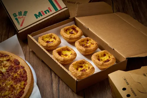 ▲拿坡里披薩・炸雞正式開賣蛋塔！上市推出壽星生日優惠「買一送一」挑戰肯德基蛋撻地位；最新買「大披薩送9塊烤雞」。必勝客買1送3披薩最新速食優惠一次整理。（圖／拿坡里 0800076666.com.tw）