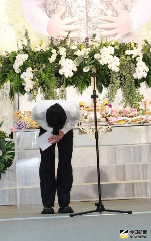 ▲林光寧追思會，女婿蕭敬騰向來賓鞠躬致意。（圖／記者吳翊婕攝影）