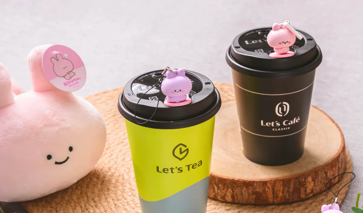 ▲全家任選3件「ASAMIMICHAN」聯名商品再加 39 元 asamimi超萌杯塞帶回家。（圖／全家提供family.com.tw）