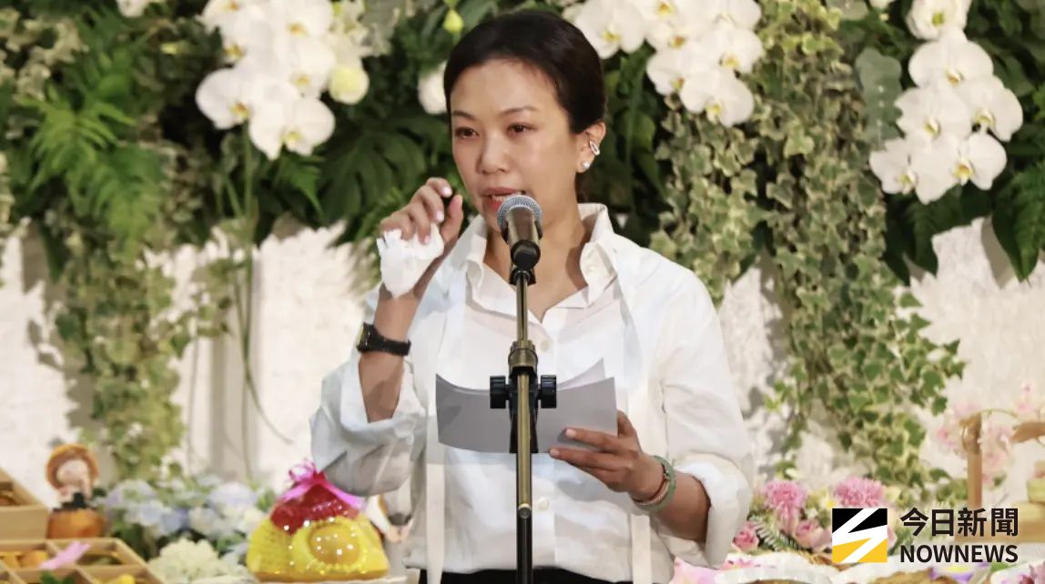 ▲林光寧追思會今（8）日於台北市懷愛館舉行，稍早12時許，其女兒Summer（林有慧）上台感性致詞，回憶起過往與爸爸的相處一下哭一下笑：「我們在加護病房裡唱歌跳舞！」（圖／記者吳翊緁攝影）