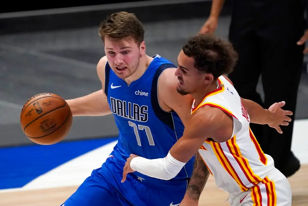 ▲2018年選秀之夜，老鷹在第3順位選中斯洛維尼亞金童唐西奇（Luka Doncic），隨即與獨行俠達成協議，換回第5順位的崔楊及一枚首輪選秀權。崔楊曾比喻兩人關係如同傳奇宿敵「魔術強森 vs. 大鳥柏德」，在各自的世界領跑。（圖／美聯社／達志影像）