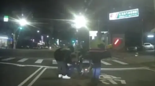 ▲高雄小貓鑽騎士車底被員警發現救出。（圖／翻攝畫面）