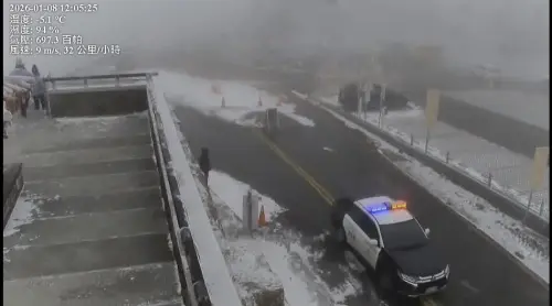 ▲武嶺亭今天下雪，中午冷到零下5度，但難得遊客稀少。（圖／翻攝公路局即時影像，2026.01.08）