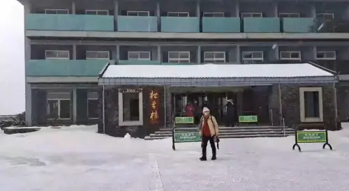 ▲合歡山松雪樓今天能見度高，雪輕輕地飄，畫面很浪漫。（圖／松雪樓提供，2026.01.08）
