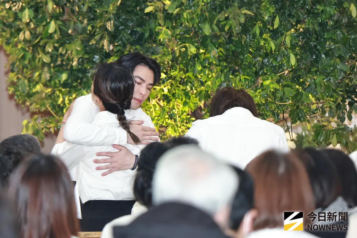 ▲林光寧追思會最後，眾人一起擁抱，安慰彼此，也送別林光寧。家屬為賓客準備的回禮有茶、有酒，還有林光寧的笑容。（圖／記者吳翊婕攝影）