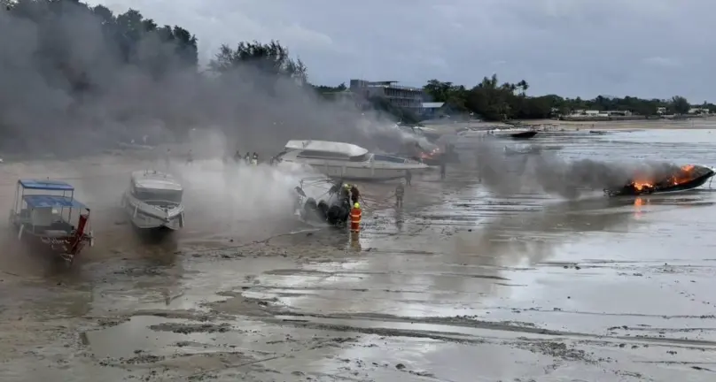 ▲普吉查龍碼頭附近發生快艇火警，岸邊與淺灘多艘船隻遭波及燃燒。（圖／翻攝自泰國頭條）