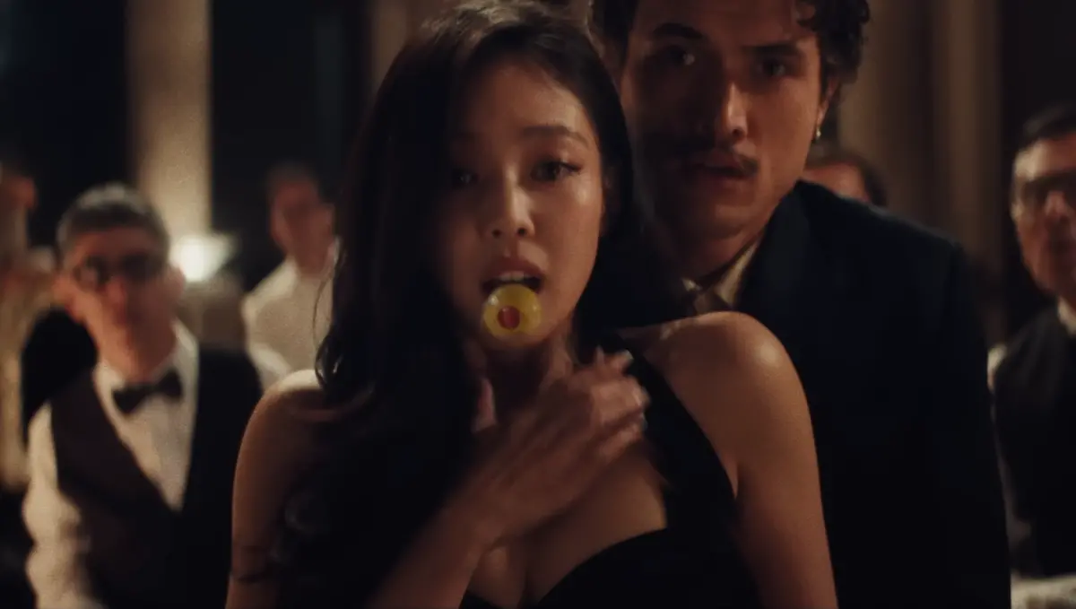 ▲梁曉珺以斯理亞的名字建立小紅書帳號，不只發布影片抹黑蔡依林巡演充滿邪教符號，還指控Jennie（如圖）、Lisa的新歌很色情，會帶壞小孩。（圖／Jennie YouTube）