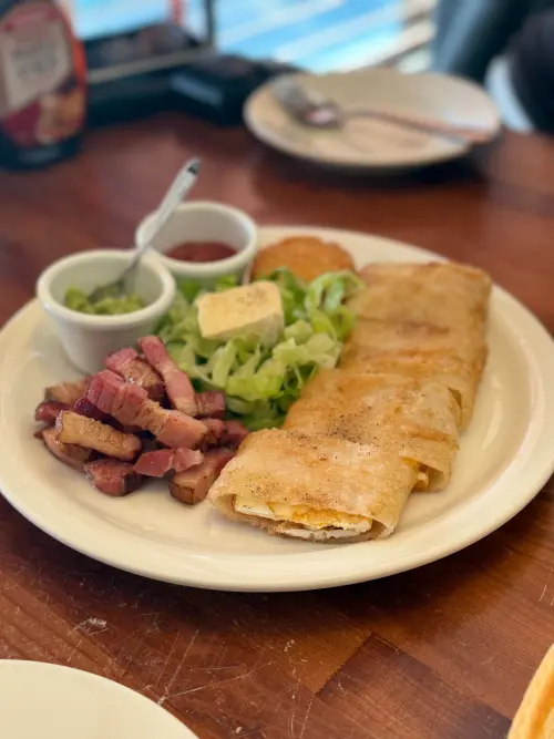 ▲民生早午餐的招牌菜「整天可以吃的早餐盤」，售價580元。（圖／「食界奇觀：在踩雷與摘星之間」提供www.facebook.com/wonder4.gourmet/）