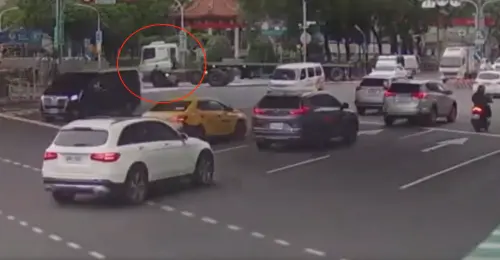 驚險！板橋拖板車違規右轉　7旬婦騎單車「衰被捲進車底」慘斷腿
