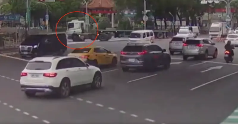 驚險！板橋拖板車違規右轉　7旬婦騎單車「衰被捲進車底」慘斷腿