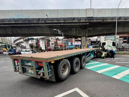 ▲板橋拖板車撞腳踏車女。（圖／翻攝畫面）