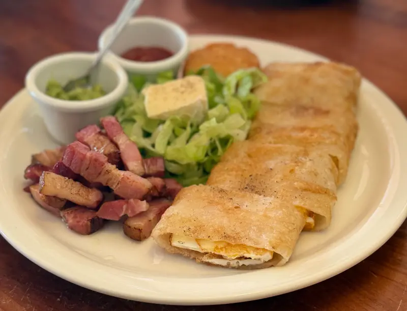 ▲新開張的早餐店「民生早午餐」被網友狂嫌賣太貴，早午餐盤580元、加點荷包蛋140元，Ｇoogle 評論被狂洗到剩下1.7顆星。（圖／「食界奇觀：在踩雷與摘星之間」提供www.facebook.com/wonder4.gourmet/）