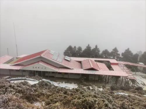 ▲嘉明湖山屋今天清晨水氣較多，降下台東2026年第一場雪。（圖／熊出沒企業社提供）