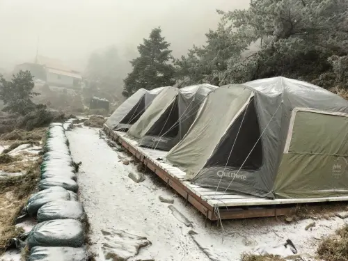 ▲嘉明湖山屋今天清晨雪勢來得又快又急，雪中還夾帶冰霰，山友們又驚又喜。（圖／熊出沒企業社提供）