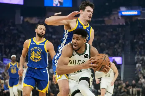 ▲公鹿「字母哥」阿德托昆博（Giannis Antetokounmpo）（右）全場砍進34分，決勝節一夫當關挑戰勇士禁區，無奈前三節陷入大比分落後，終場仍輸球坐收。（圖／美聯社／達志影像）