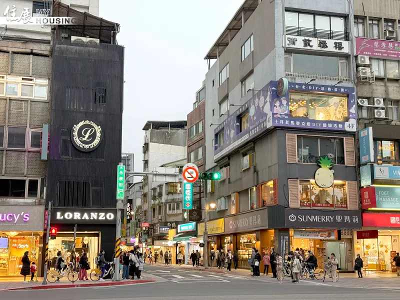 ▲電商、外送興起，讓實體店面效益降低，開始有知名商圈由商轉住，新建案單價也飆高。圖為永康商圈。（圖／住展雜誌提供）