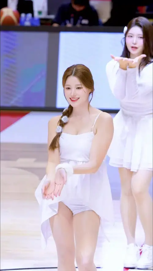 ▲來台發展的韓籍啦啦隊女神李藝斌（前），被網友直擊在前往福岡的飛機上，與同隊球員同行出遊。（圖／翻攝自李藝斌IG@1eeyebin_）