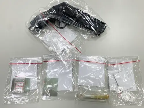 ▲桃園龜山一名60歲邱姓男子拒檢逃逸失敗，警方在其車內搜出鎮暴槍及安毒。（圖／民眾提供）