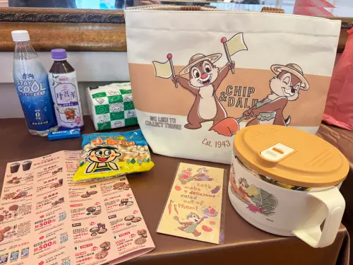 ▲7-11福袋內容物。（圖／記者鍾怡婷攝）