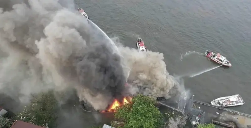 3名遊客跳船求生！越南遊艇突然爆炸　火勢直衝天際