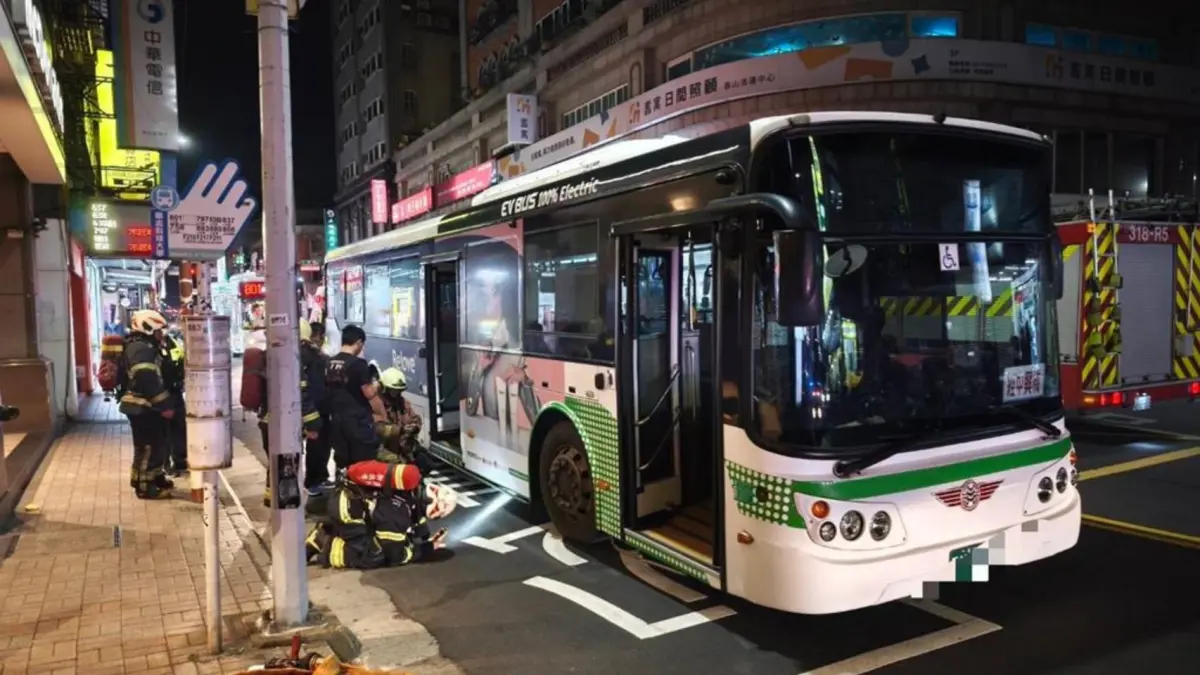 ▲新北市一輛公車昨（7日）開到泰山區明志路三段時，後方刷卡機突冒出白煙。（圖／翻攝畫面）