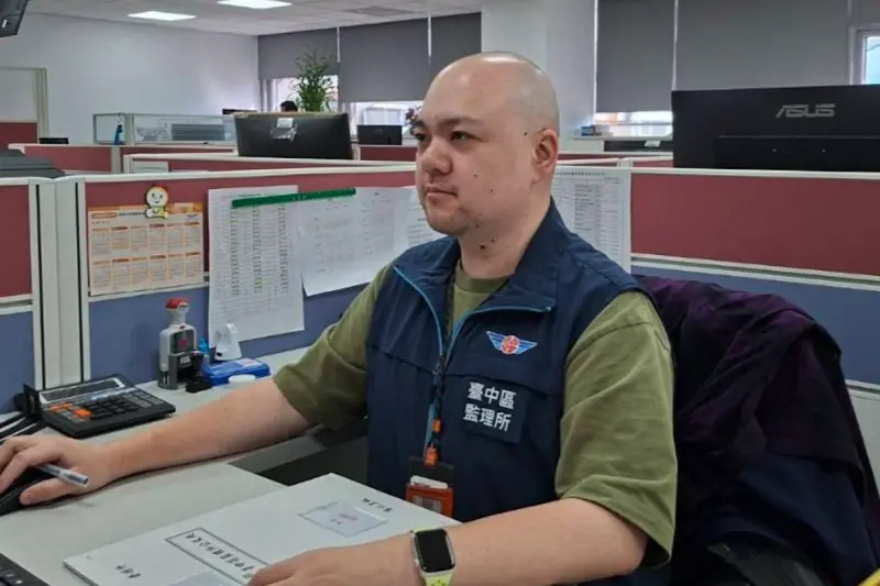 ▲有民眾日前在台中監理站Google地圖給予五星好評，卻因留言點名「光頭張先生」讓貼文爆紅，還釣出交通部長陳世凱親自留言，在網路上引發熱議。（圖／台中市監理站提供）