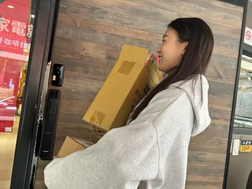 ▲冬天開門時容易被靜電電到，電子門鎖減少接觸金屬門把，成為不少家庭的新選擇。（圖／官方提供）