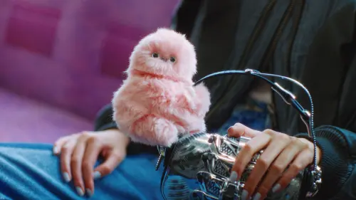 ▲Mirumi體積不大，可以掛在包包上，或是讓她用手夾住主人的包包。（圖／Yukai Engineering）