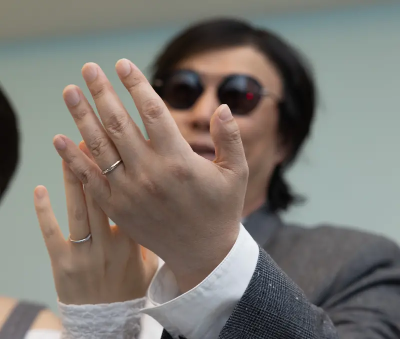 ▲金曲歌王蕭煌奇（如圖）今（8）日無預警宣布喜訊，證實就在今天已前往戶政事務所登記結婚，就像他歌曲〈做一個惜情暖心的人〉裡提到的意境，他也找到那位惜情暖心的人。（圖／華納唱片提供）