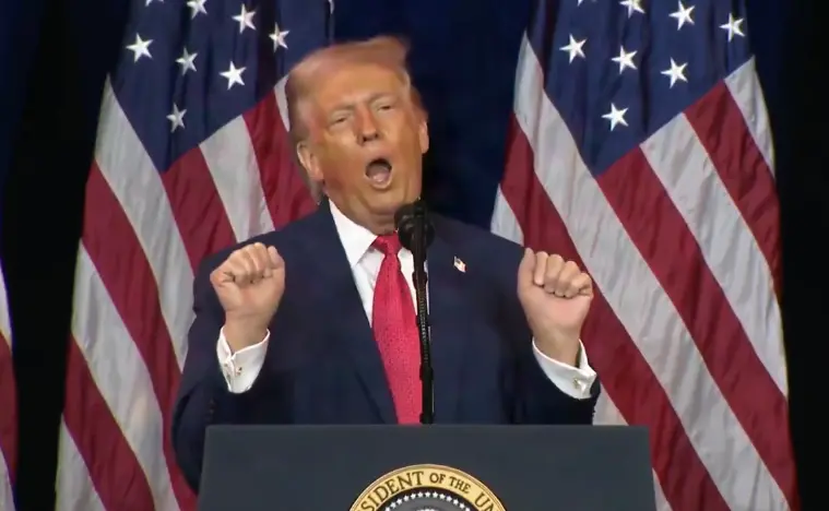 ▲美國總統川普在記者會上模仿舉重選手動作，諷刺跨性別者參加女子運動項目。（圖／@RapidResponse47Ｘ）