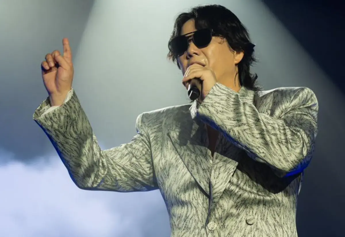 ▲蕭煌奇今日震撼宣布結婚喜訊，老婆身分超神祕，他僅表示女方是圈外人，其他不願多說，就連公開的婚紗照，老婆也只露出一隻手。（圖／蕭煌奇臉書）