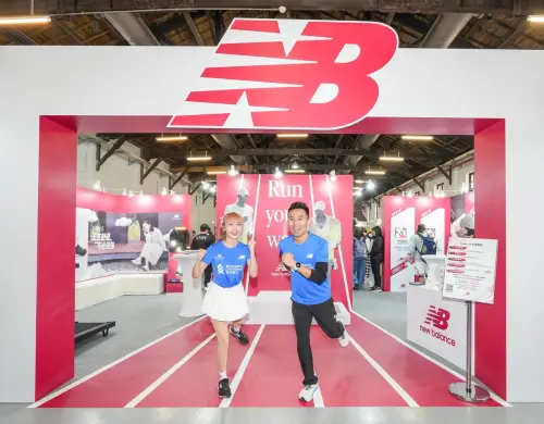 ▲渣打臺北公益馬拉松首創的「跑者備賽基地」，不僅是跑者領取物資的據點，更是一個結合多元運動品牌與體驗的期間限定空間。渣打銀行指出，這是賽事服務的全新升級，旨在陪伴跑者在出發前做好裝備、身體與心理的全方位調適。（圖／渣打馬提供）