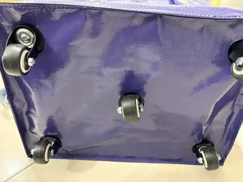 ▲7-11滑輪拖車購物袋最大問題在於輪子過鬆，建議一定要鎖緊才可攜帶外出。（圖／全家便利商店 / 7-11 超商新品&好物分享區臉書）