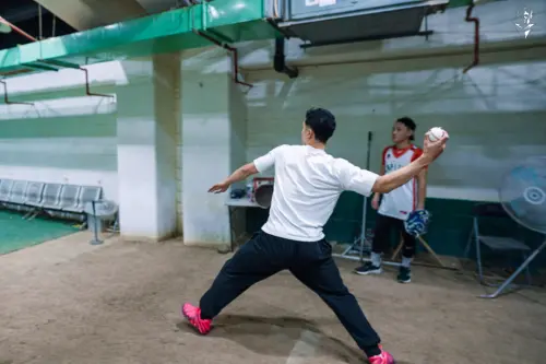 ▲味全龍球員郭天信與劉基鴻大讚雷蒙恩身材條件相當出色，笑稱「25歲，可以考慮練投手」。（圖／臺北台新戰神提供）