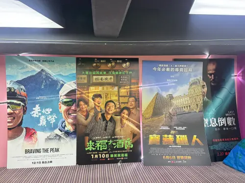 ▲新民生戲院熄燈送上免費「畢業禮物」，現場電影海報跟看板供免費帶走。（圖／記者鍾怡婷攝）