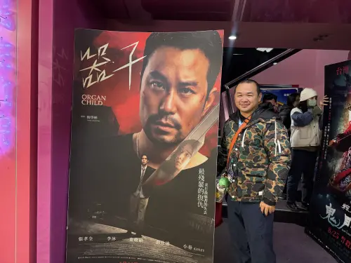 新民生戲院熄燈「變尋寶現場」！海報、看板免費送　影迷整塊扛走
