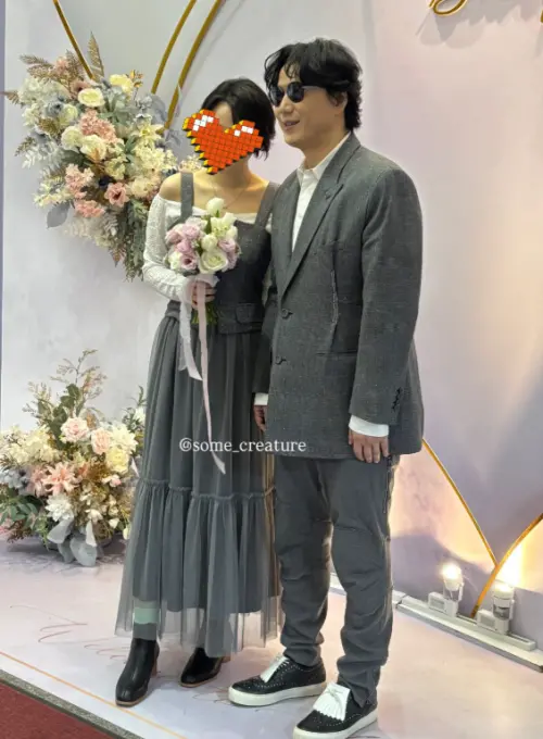 ▲獨家／蕭煌奇老婆正面照曝光！朝聖五月天演唱會　貼心幫整理頭髮（圖／網友＠some_creature2021授權提供）