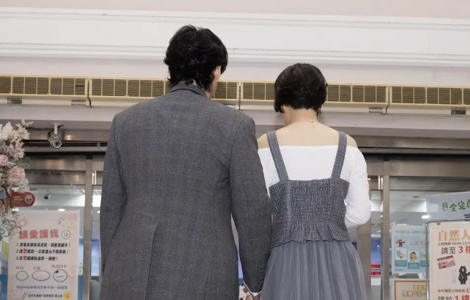 ▲蕭煌奇（左）和太太今（8）日上午到戶政事務所登記結婚，兩人緊緊相依偎，也身穿同色系情侶裝，超級甜蜜。（圖／華納唱片提供）