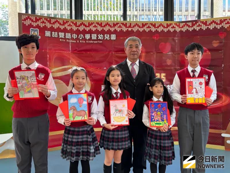 ▲麗喆中小學耶誕慈善募款，由師生、家長暖贈145萬助弱勢，學童並親自製做賀卡送給里民。（圖／記者金武鳳攝，2026.1.8)