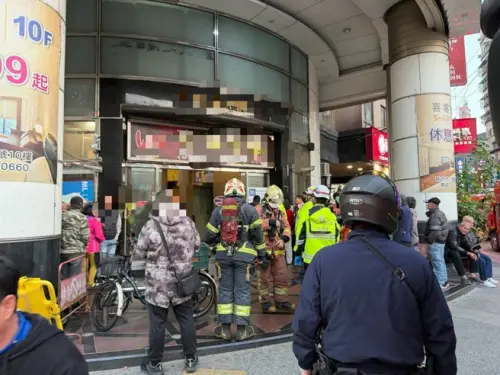 快訊／三重商業大樓驚傳火警！疑樓上KTV廚房起火　1女手部燒燙傷
