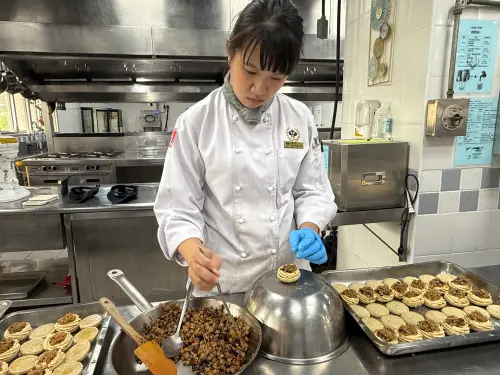 ▲把菜脯乾、紅蔥頭、筍子作為內餡，做成草仔粿布雪，兼具創意與美味。（圖／高餐大提供）