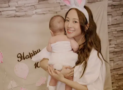 ▲鬼鬼曬女兒1歲萌照！寶寶側臉激似混血兒　她疑在國外借精生子（圖／鬼鬼IG@gemma_811）