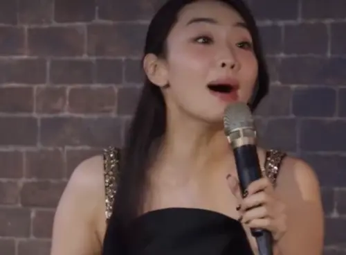 ▲喜劇演員林妍霏（如圖）曾為好友天殘批評賀瓏是渣男，掀起不少討論。日前她的發言掀起爭議，她在表演時批評韓籍啦啦隊隊員李多慧、李珠珢做作，引發粉絲批評，「罵男生結果消費女生，根本是女權自助餐。」（圖／翻數自IG＠str_network）