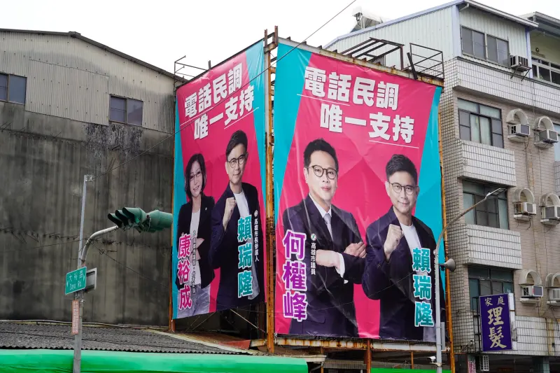 ▲ 民進黨高雄市長黨內初選進入關鍵階段，議長康裕成等人陸續在大高雄各地合掛聯名看板，呼籲市民在電話民調期間「唯一支持賴瑞隆」；展現高雄隊團結一心、全力衝刺的氣勢。（圖／立委賴瑞隆辦公室提供）