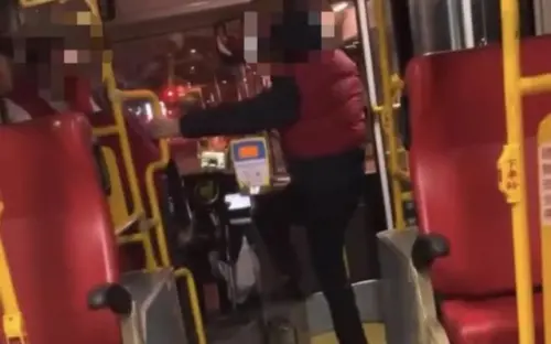 板橋公車司機與乘客爆鬥毆　8旬翁連續揮18拳攻擊、司機抱腿自保
