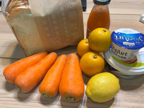 ▲料理怪物的紅蘿蔔蛋糕材料有紅蘿蔔、柳橙、布里歐吐司（可用鮮奶吐司替代）、瑞可塔乳酪（Ricotta Cheese，可用奶油乳酪替代）、原味優格等。（圖／記者徐銘穗攝）