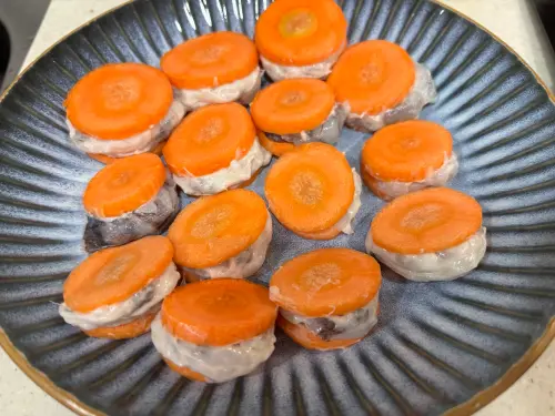 ▲解凍後的冷凍花枝蝦漿直接擠入開口中，就是名為「鑲」的料理手法。（圖／記者徐銘穗攝）