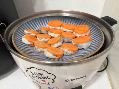 ▲放進電鍋，外鍋放7至一杯水蒸，跳起來就完成了。（圖／記者徐銘穗攝）