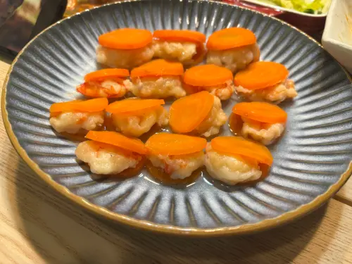 ▲蒸熟後的紅蘿蔔甜味與鮮味蝦漿完美融合，即便沒有神級醬汁，單沾淡醬油就非常好吃。（圖／記者徐銘穗攝）